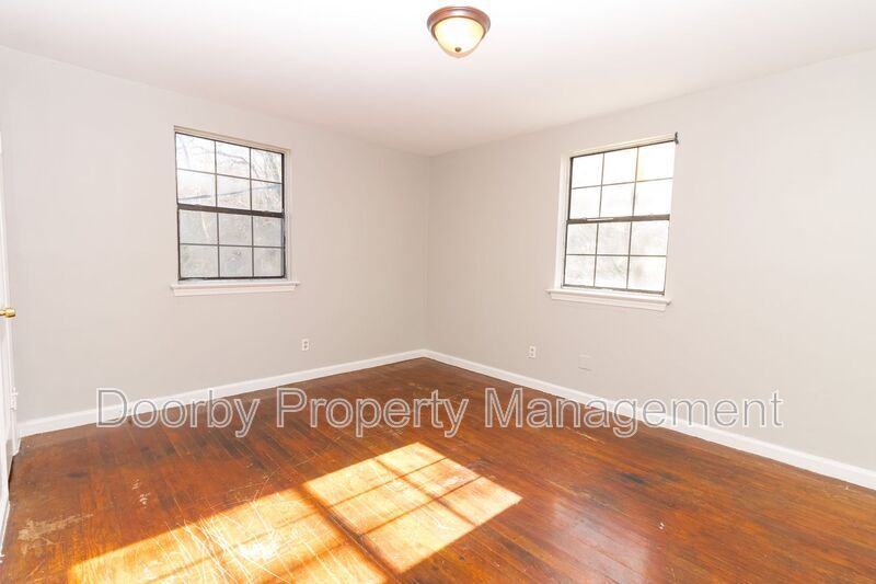 Building Photo - 3302 Pinewood Ave