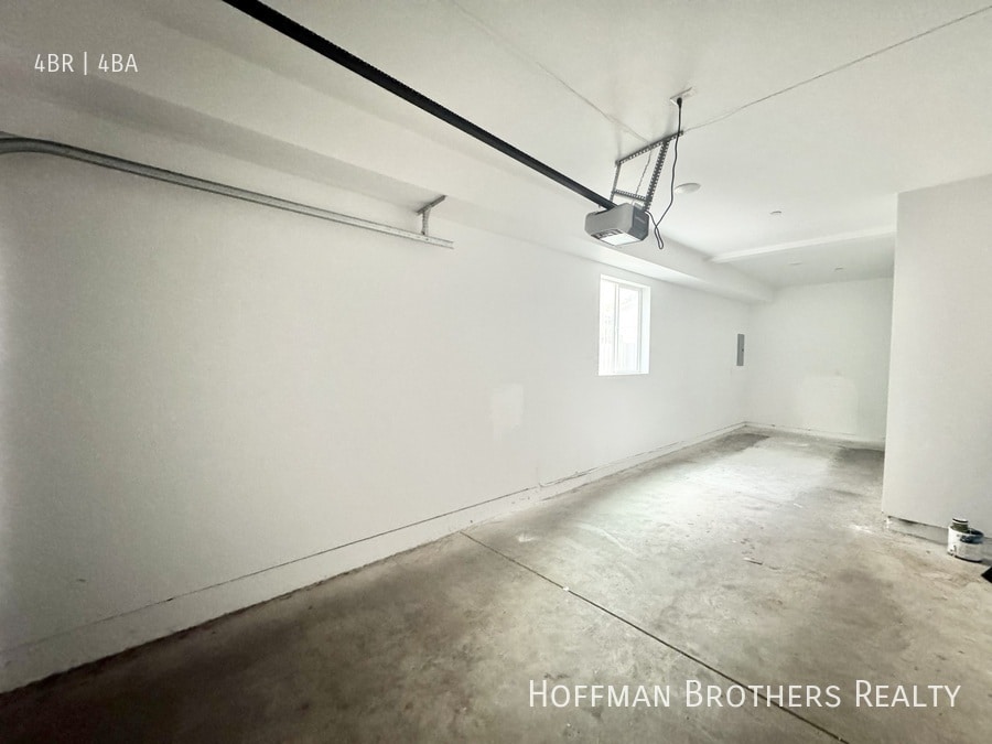 Building Photo - 158 N Mariposa Ave