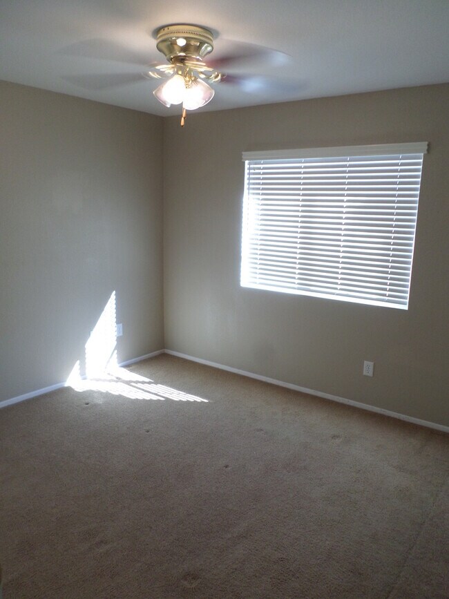 Building Photo - Great 4 BR + BONUS Room off Calle Del Oso Oro