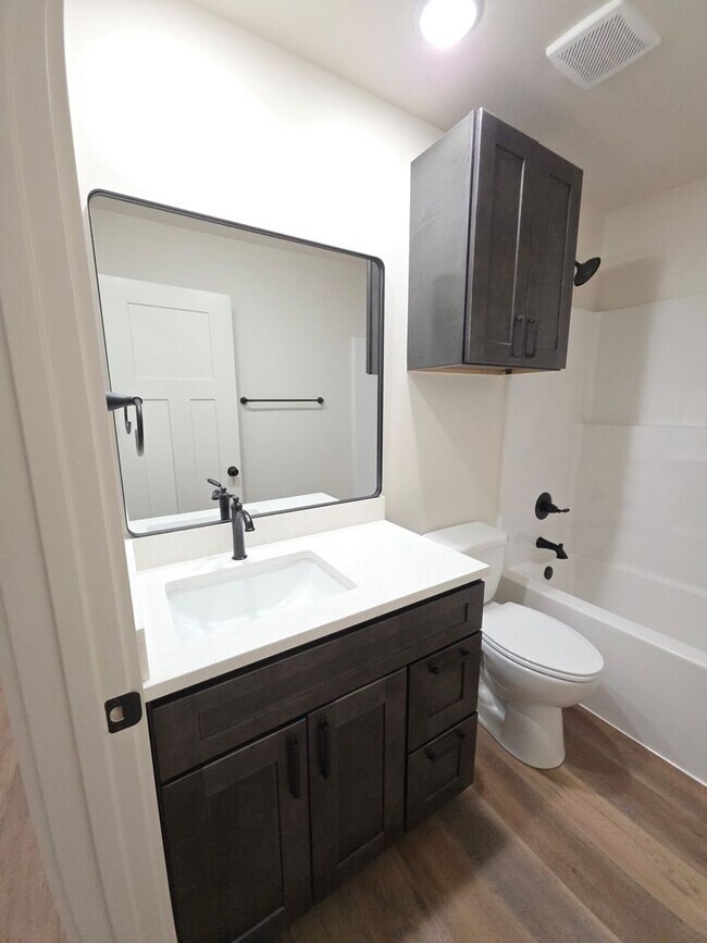 Building Photo - 703 W 12th St