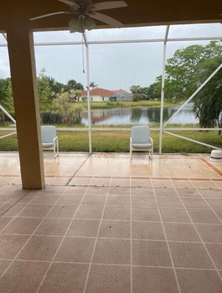 Building Photo - 895 SW Lake Charles Cir