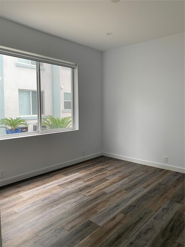 Building Photo - 1814 SW 22nd Ave