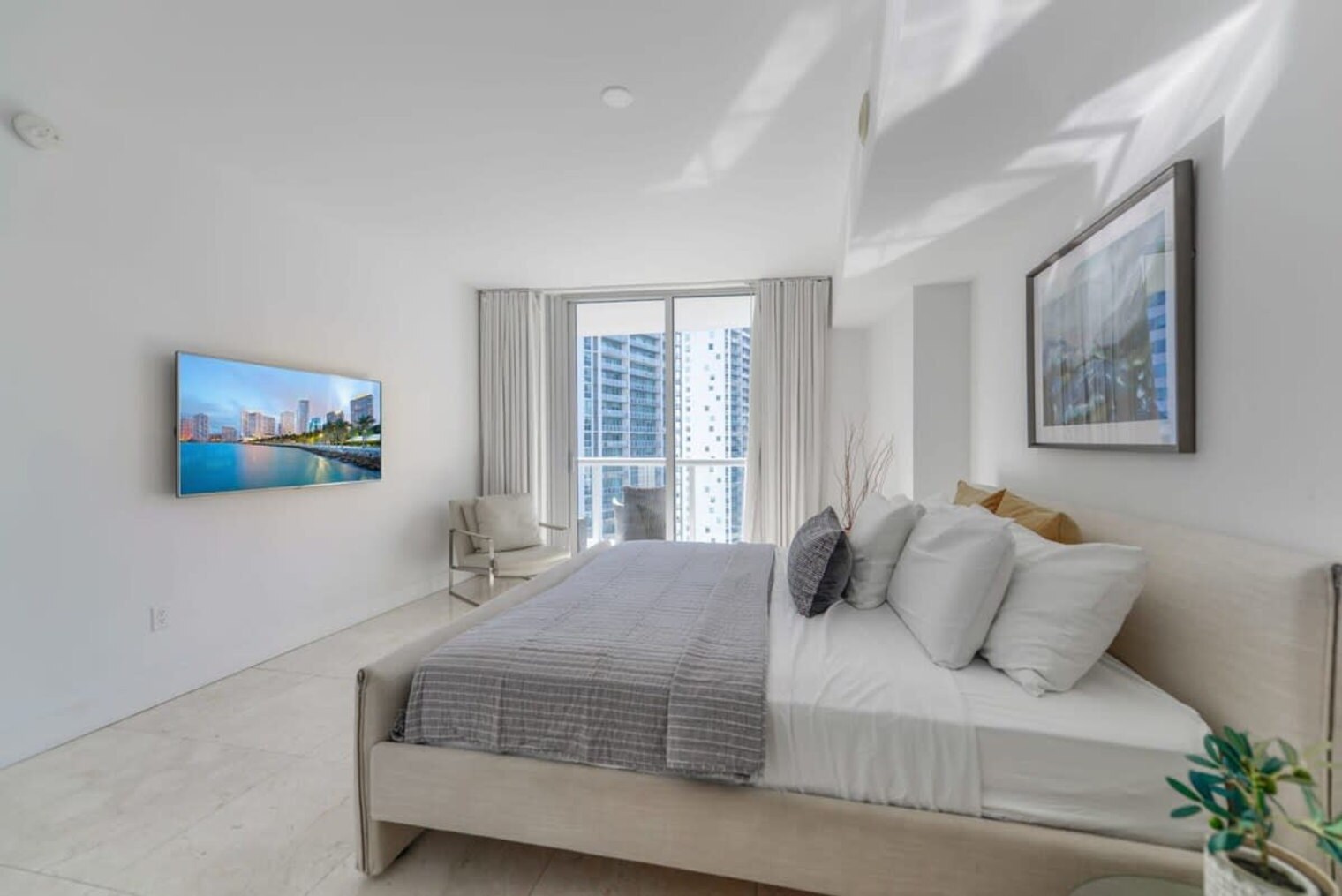 Building Photo - 485 Brickell Ave