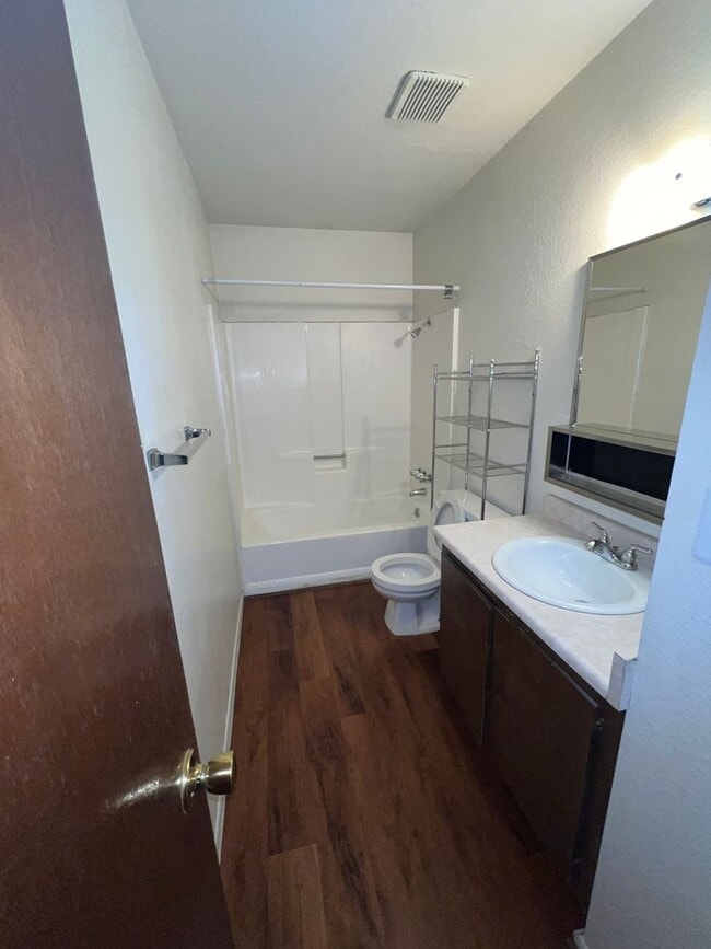 Building Photo - Christmas Tree - 3 Bedrooms/1.5 Baths $2,450!