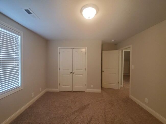 Building Photo - $2100 Executive 3 Bed 2.5 Bath with Bonus ...
