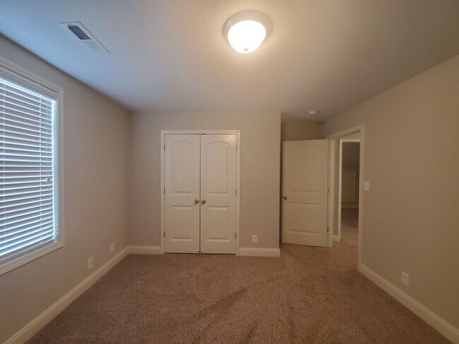 Building Photo - Executive 3 Bed 2.5 Bath with Bonus Home