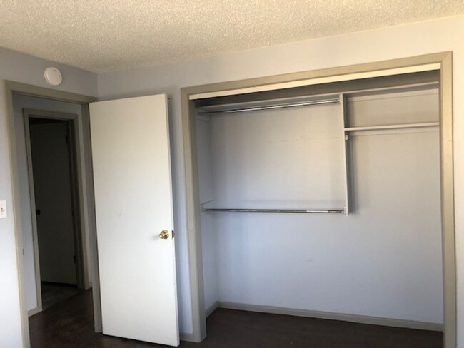 Building Photo - Duplex 1 bed, 1 bath with garage