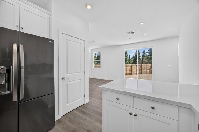 Building Photo - Charming 3-Bed, 2-Bath Home in Sacramento