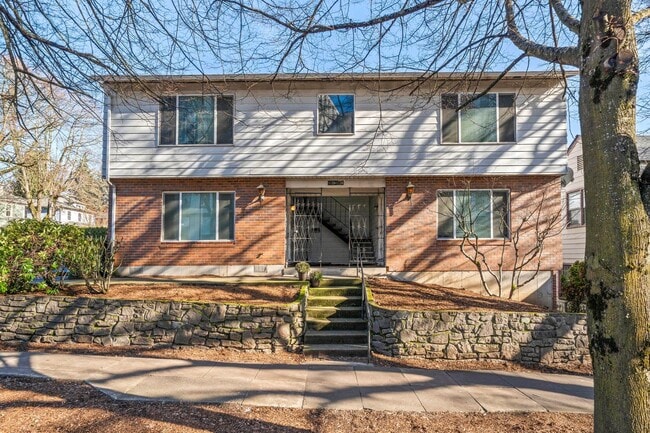 Building Photo - Charming 1-Bedroom in Portland’s Sullivan’s Gulch – MF 29 – NE 21st Ave