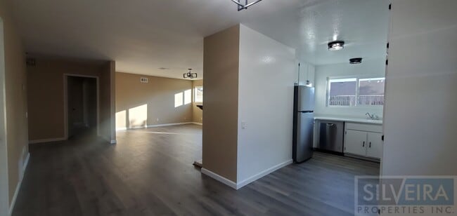Building Photo - Three Bedroom Home In Santa Maria! Month to Month Tenancy