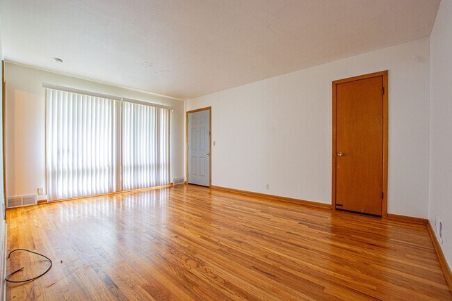 Building Photo - 2 Bedroom / 1 Bath Duplex with Private Basement and Washer/Dryer!