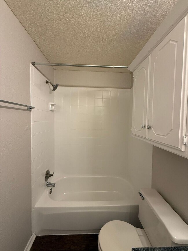 Building Photo - Charming 3 Bedroom Home in Mustang School District