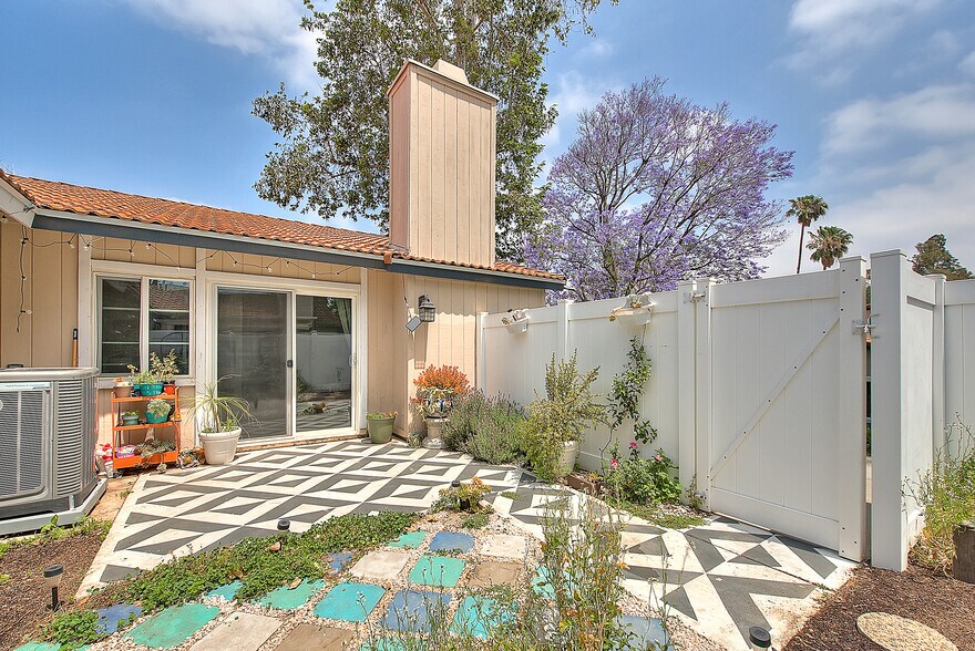 Building Photo - 1068 Border Ave