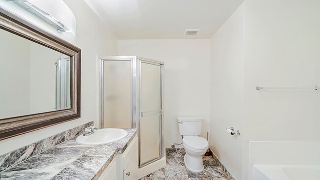 Building Photo - Luxury Penthouse Newly Renovated 1 Bed + Den Condo