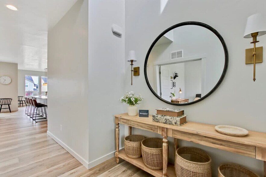 Building Photo - 313 S Iceberg Lake Ave