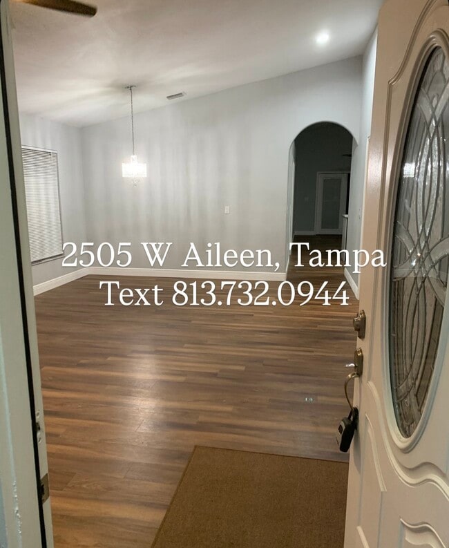 Front Living room - 2505 W Aileen St