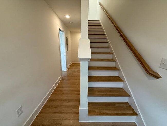 Building Photo - 3 - Level Modern Apartment in East Nashville