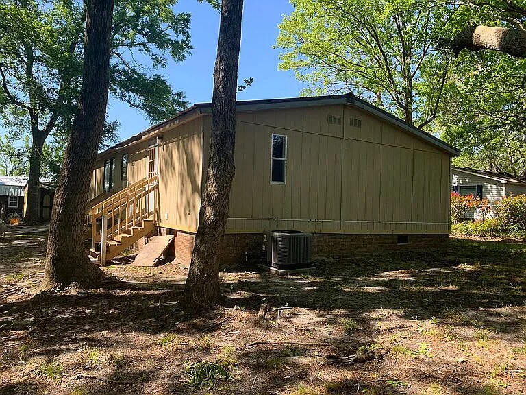 Building Photo - 232 Suburban St SW