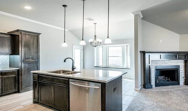 Building Photo - Beautiful 4 Bedroom Home 2 bathroom home!