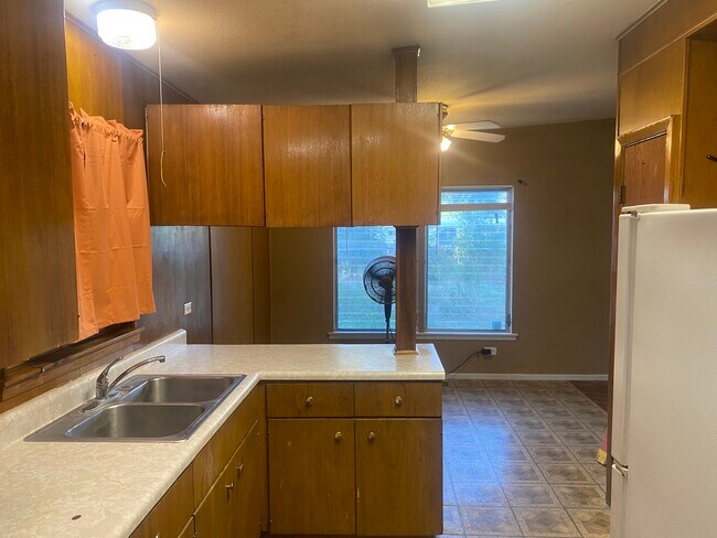 Building Photo - 327 Sharon Dr