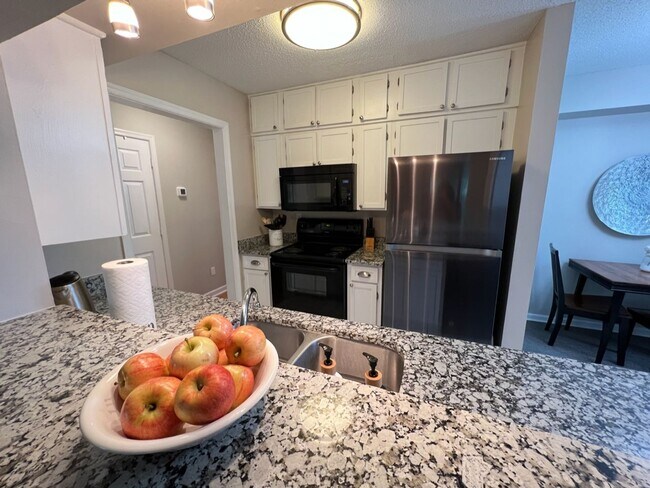 Building Photo - Adorable 3 Bedroom Townhouse w/ 1st Floor ...