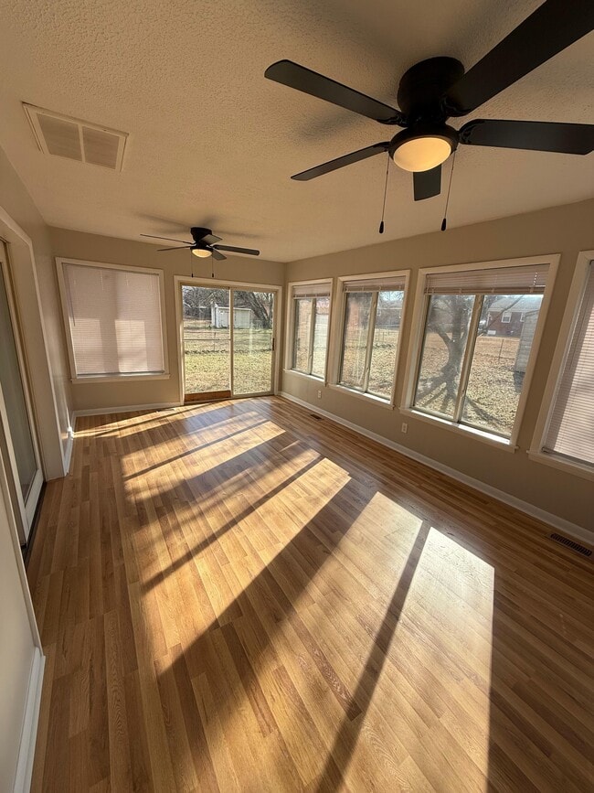 Building Photo - 1039 Kingsley Rd