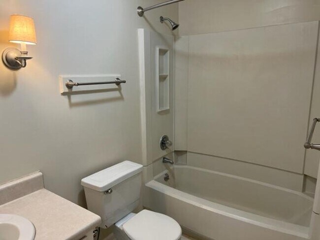 Building Photo - 1551 Woodcroft Dr