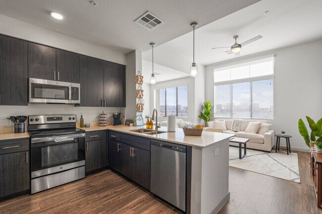 Building Photo - 711 W Broadway Rd