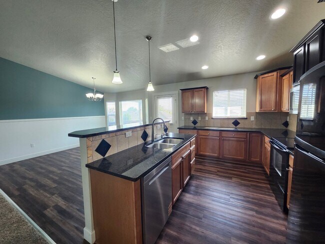 Building Photo - Single Story Home w/Huge Fenced Backyard!