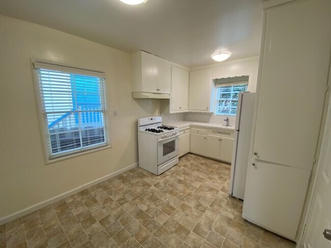 Building Photo - 916 Lighthouse Ave