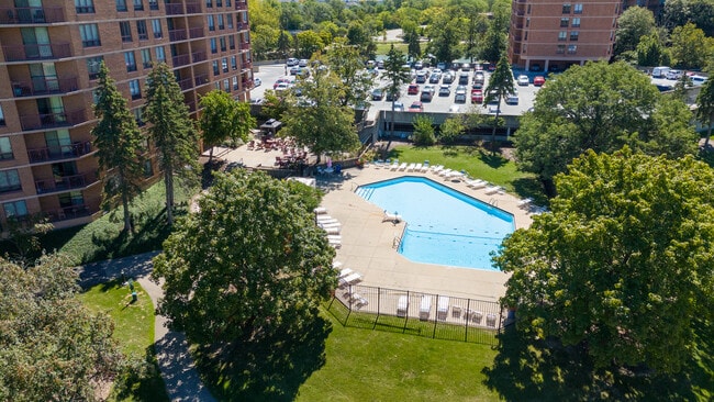 Building Photo - 5900 Oakwood Dr