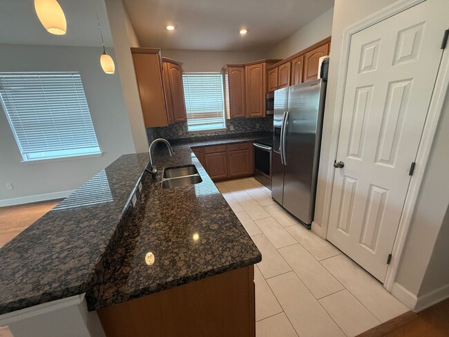 Building Photo - 3 Bed/2.5 Bath, 2 Story Townhouse in Summi...