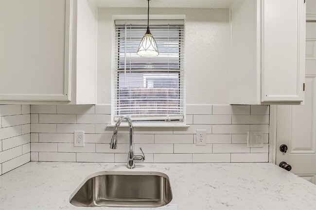 Building Photo - Charming 2-Bed Haven with Granite Touches in Prime Fort Worth Location!