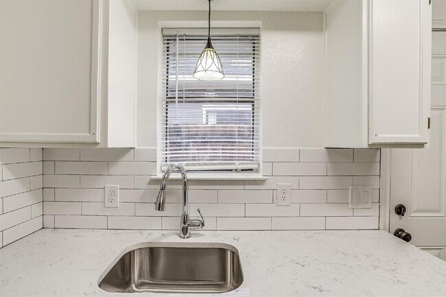 Building Photo - Coming soon! Adorable Fairmount duplex