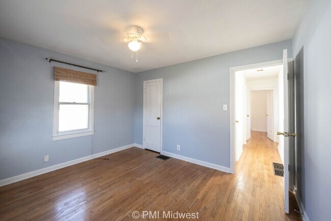 Building Photo - "Charming 2-Bedroom Duplex with Cozy Fireplace on Washington Blvd – Your Ideal Indianapolis Retre...
