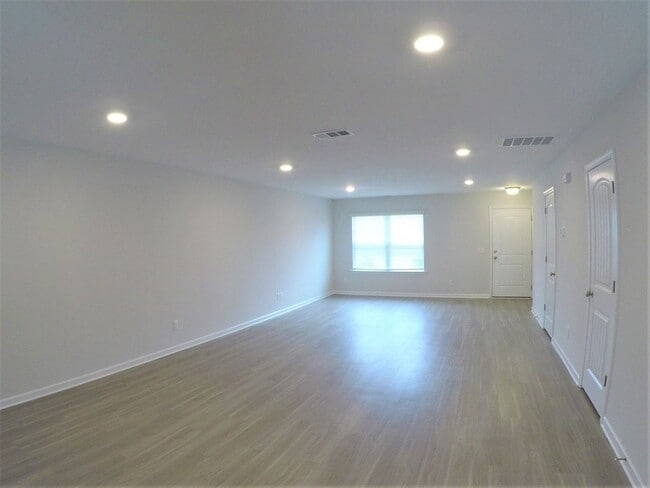Building Photo - 27 St Augustine Way