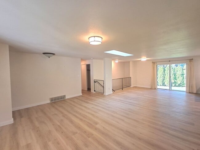 Building Photo - $2,595 - 4 Bed / 3 Bath Home with Fully Fe...