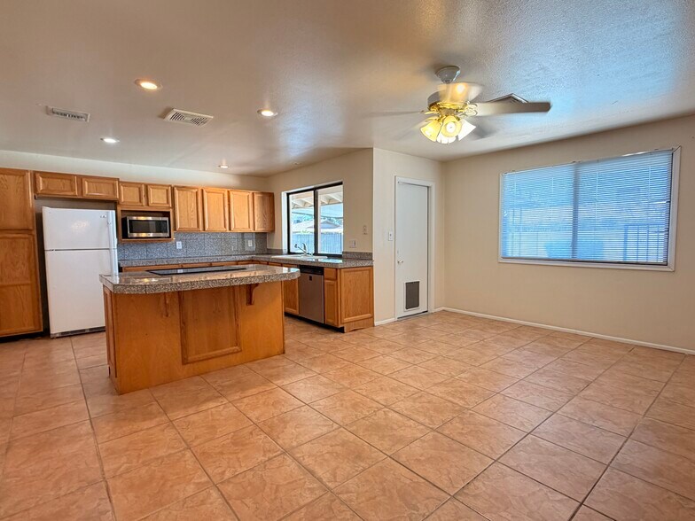 Building Photo - 2163 E Manhatton Dr