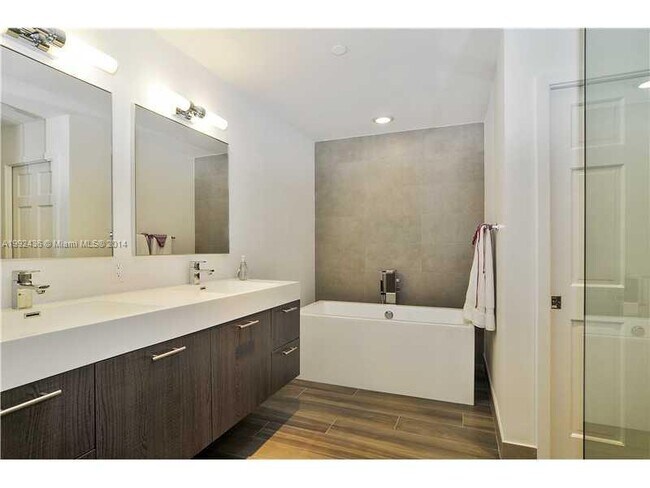 Building Photo - 19114 Fisher Island Dr