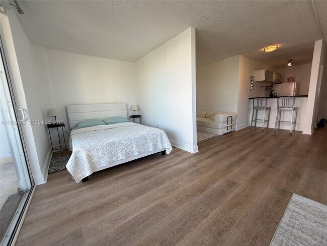 Building Photo - 1255 Collins Ave