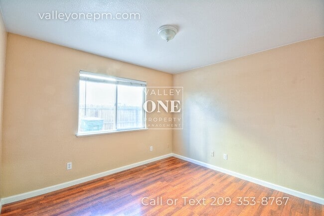 Building Photo - Charming 4 bedroom, 2 bath single story ho...