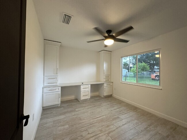 Building Photo - "Charming 2-Bed, 2-Bath North Port Retreat"
