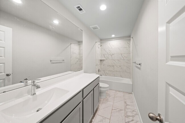 Building Photo - 13015 Braelich Loch Dr