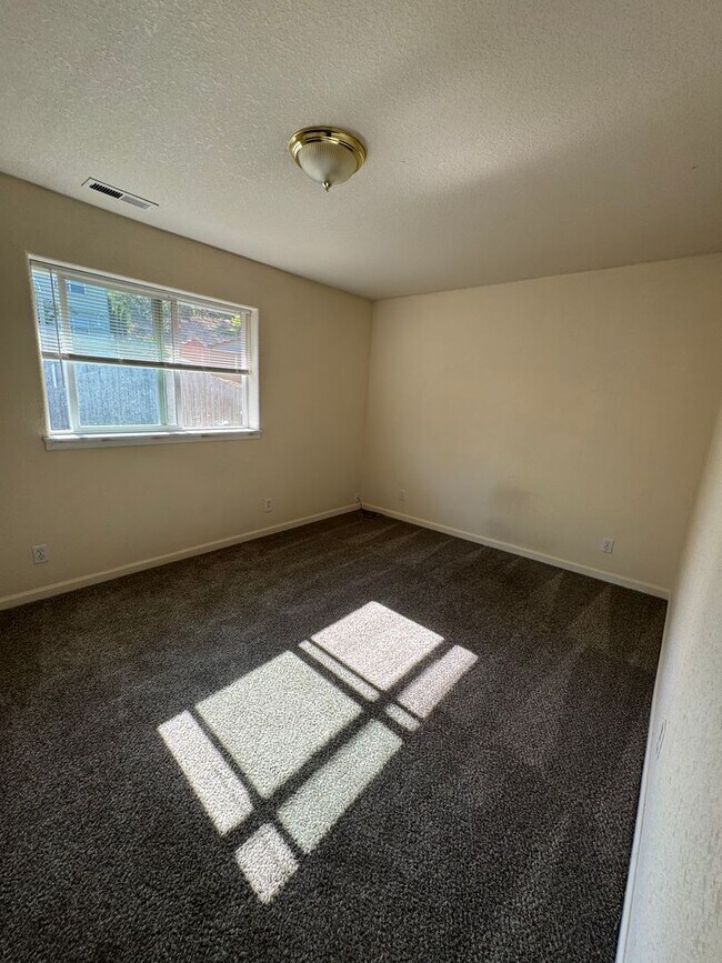 Building Photo - 1057 Lookingglass Rd