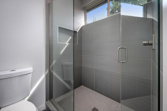 Building Photo - Modern Elegance! Eastmoreland Stunner! Pre...