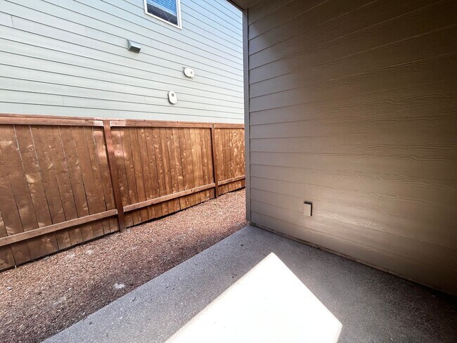 Building Photo - New 4 Bedroom North Plains Home!!!