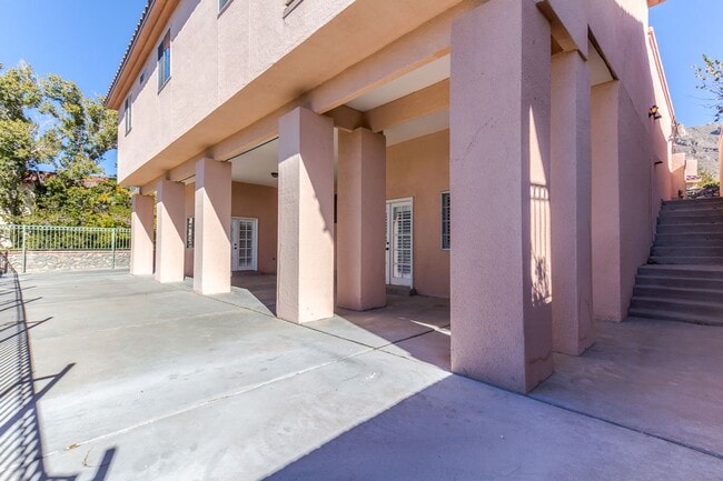 Building Photo - Amazing Tri-Level Westside Rental Home w/ ...
