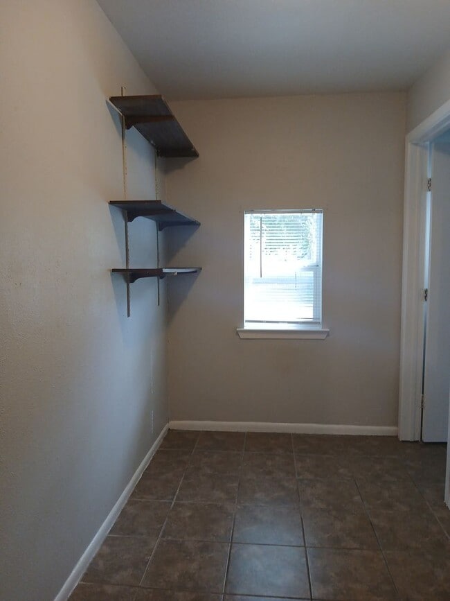 Building Photo - 4 Bedrooms and 1 Bath Near Hwy 75 and Fore...