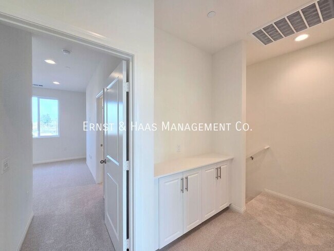 Building Photo - 2420 E Lincoln Ave