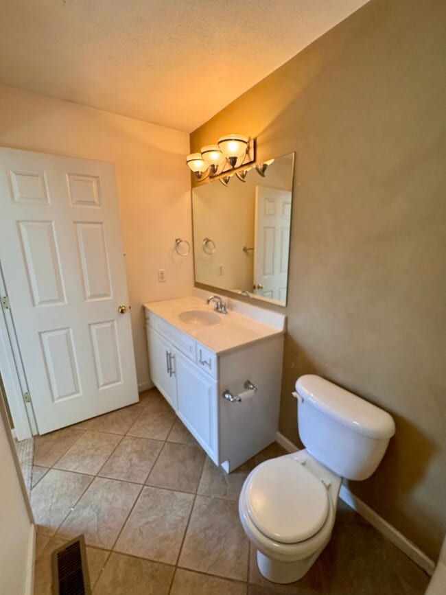 Building Photo - End Unit Townhome for Rent in Taylor Springs